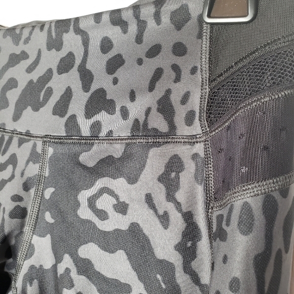 Lululemon Just Breathe Crop Animal Swirl Deep Coal Light / Black size 6. - Picture 6 of 12